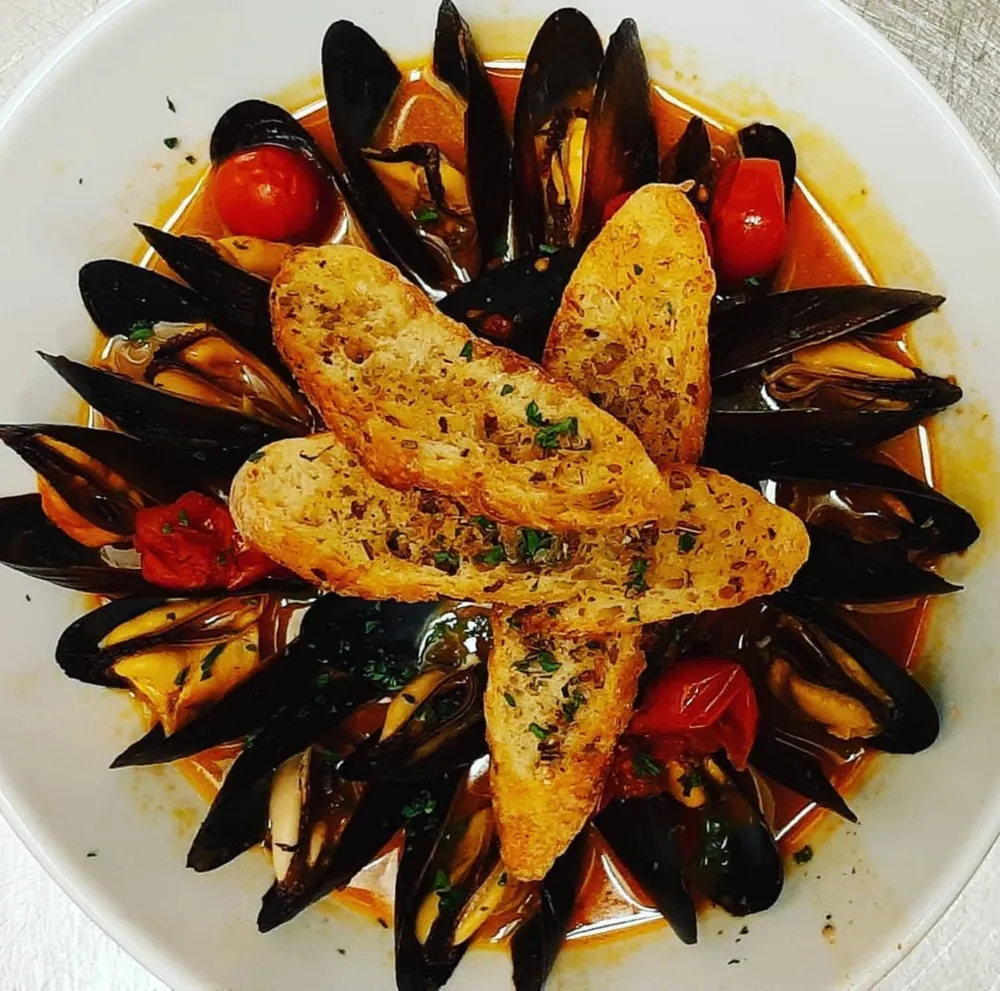 Mussels with cherry tomatoes and crostini
